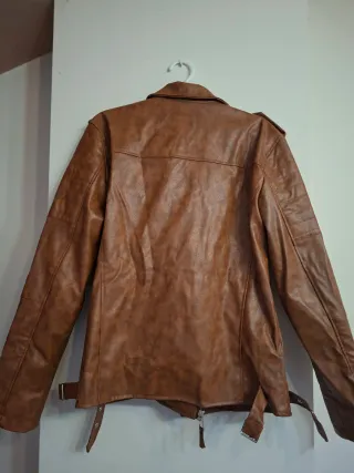 Chaqueta efecto cuero marrón chico