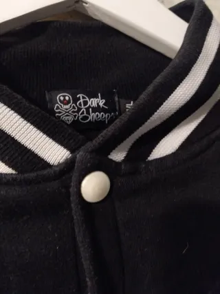 Bomber calaveras negra y blanca