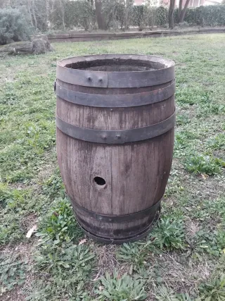Antiguo barril de madera