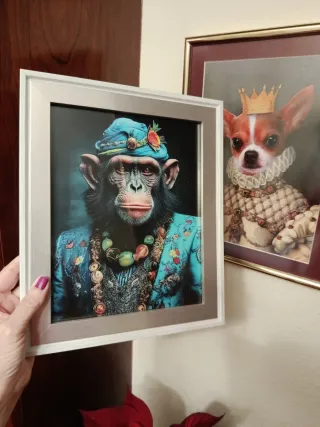 Cuadro Mono con Sombrero y Joyas en Azul