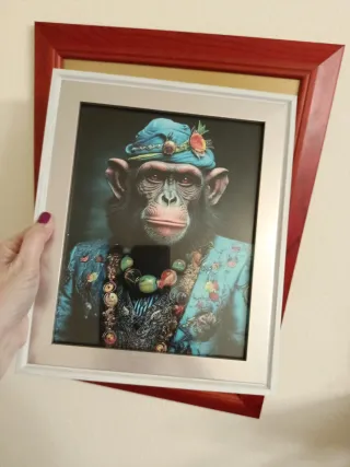 Cuadro Mono con Sombrero y Joyas en Azul