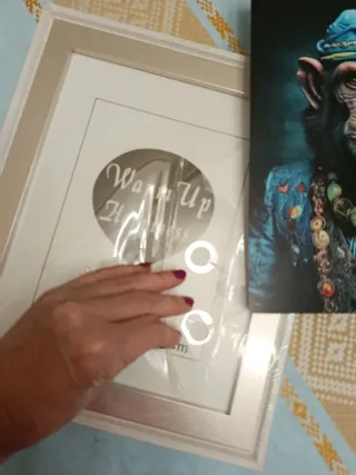 Cuadro Mono con Sombrero y Joyas en Azul