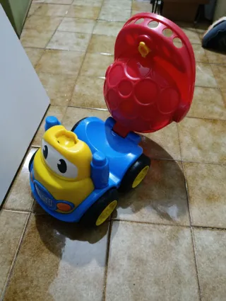 Coche de juguete Oball con pelota