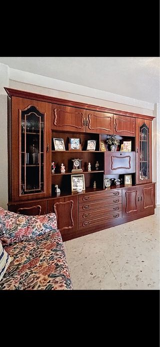 Muebles de madera con vitrina y cajones