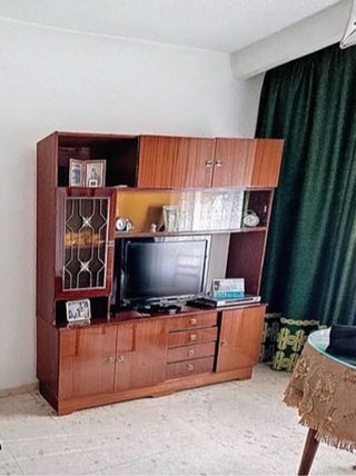 Muebles de madera con vitrina y cajones