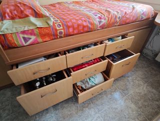 Mueble habitación: armario, cama y mesa