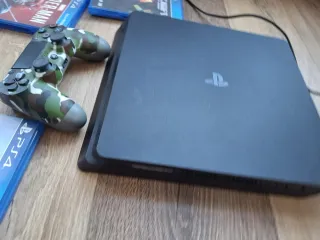 PS4 (PlayStation 4) Negra + 3 Juegos y un mando.