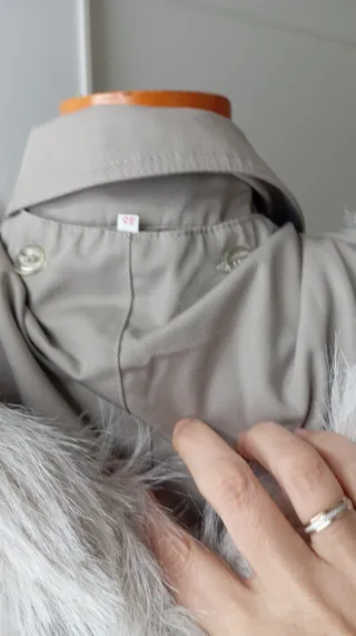 Gabardina vintage beige con capucha. Nueva