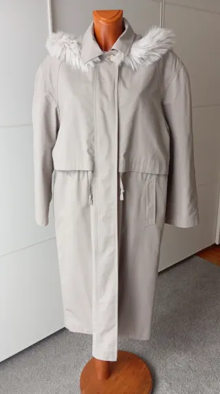 Gabardina vintage beige con capucha. Nueva