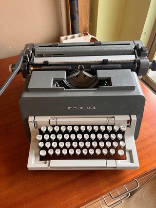 Máquina de escribir Olivetti Línea 98