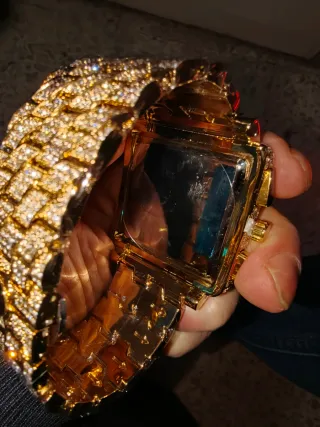 Reloj de Lujo Dorado con Cristales