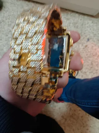 Reloj de Lujo Dorado con Cristales
