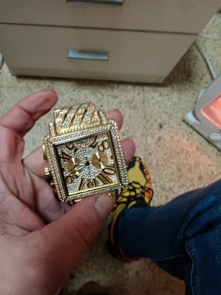 Reloj de Lujo Dorado con Cristales