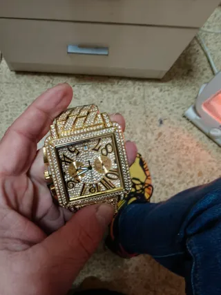 Reloj de Lujo Dorado con Cristales