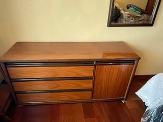 Cómoda de madera marrón
