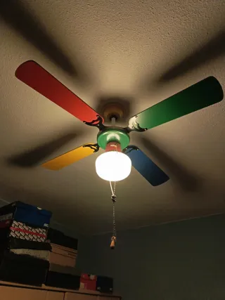 Ventilador de techo con hélices de colores