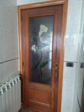 Puerta de madera con cristal decorado