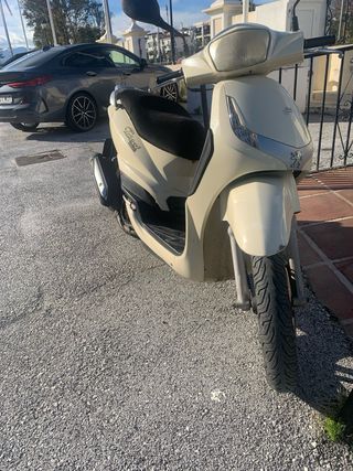 Peugeot Tweet 125cc Beige Scooter