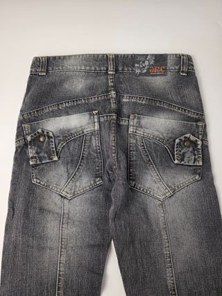 Vaqueros Rectos Gris detalles bordados