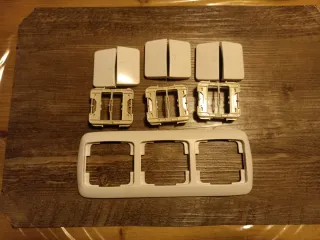 Marco 3 huecos y teclas persianas Niessen