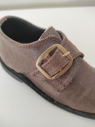 Zapatito de cuero marrón – pieza de colección