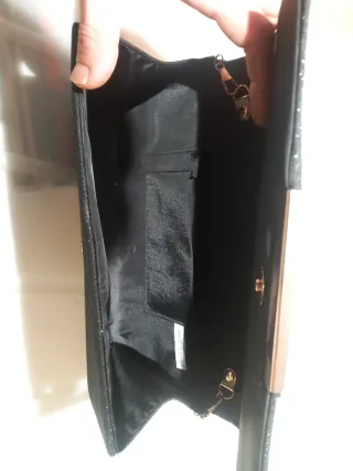 Bolso de fiesta negro con cadena dorada