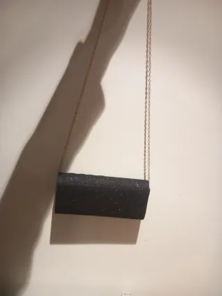 Bolso de fiesta negro con cadena dorada