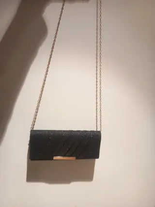 Bolso de fiesta negro con cadena dorada
