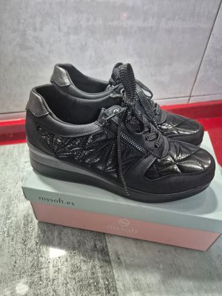 Zapatos negros acolchados