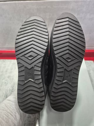 Zapatos negros acolchados