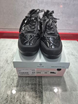 Zapatos negros acolchados