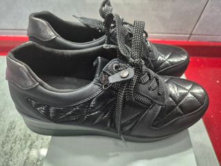 Zapatos negros acolchados