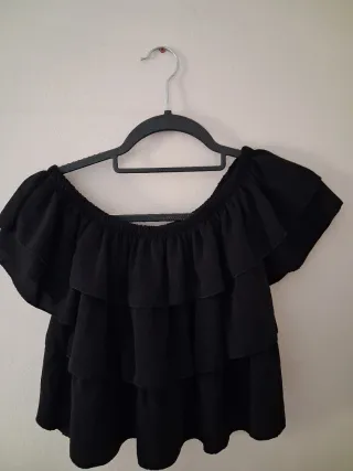 Blusa negra con volantes