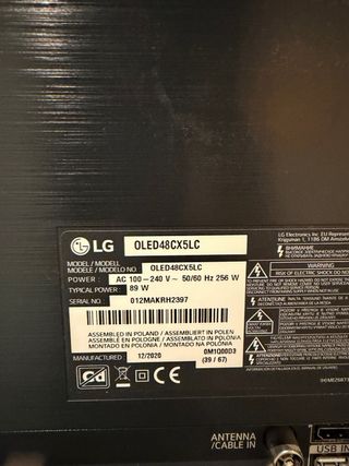 TV LG OLED48CX5LC con peana y soporte pared.