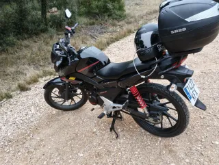 Honda CB125F Negra con Baúl