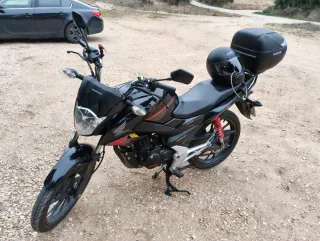 Honda CB125F Negra con Baúl