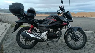 Honda CB125F Negra con Baúl