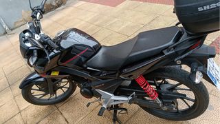 Honda CB125F Negra con Baúl