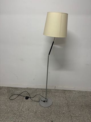 Lámpara de pie moderna beige y gris