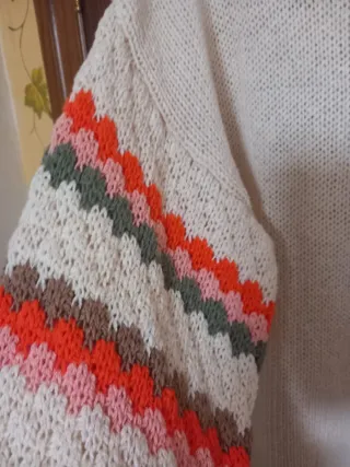 Maglia nuova beige con maniche colorate