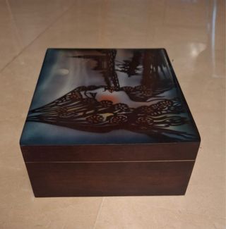 Caja antigua decorada