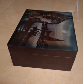 Caja antigua decorada