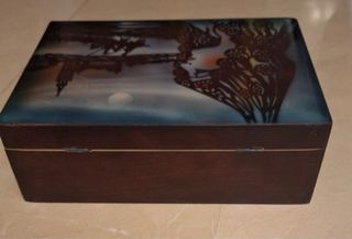 Caja antigua decorada