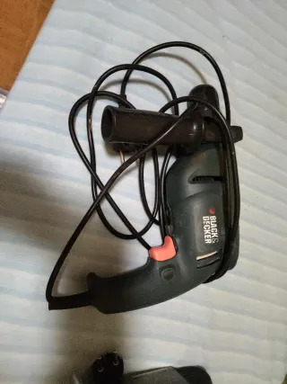 Taladro sin brocas y sierra de calar Black+Decker.