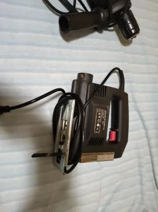 Taladro sin brocas y sierra de calar Black+Decker.