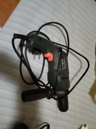 Taladro sin brocas y sierra de calar Black+Decker.