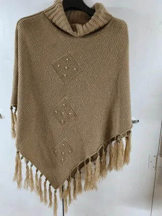 Poncho maglia beige con nappe e perline