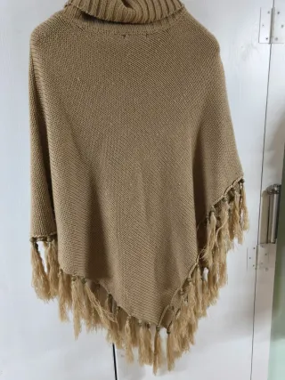 Poncho maglia beige con nappe e perline