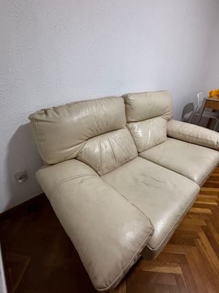 Sofá de piel beige