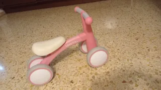 Bicicleta infantil rosa sin pedales